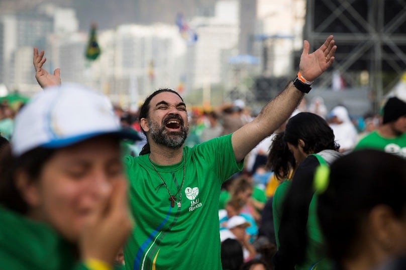 A pilgrim prays at WYD13 in Brazil. Photo: CNS