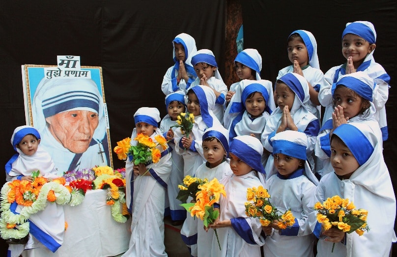 Girls dressed up as Blessed Mother Teresa during an event to commemorate her 104th birth anniversary in a school in Bhopal, India, in 2014. Photo: CNS/Sanjeev Gupta, EPA 