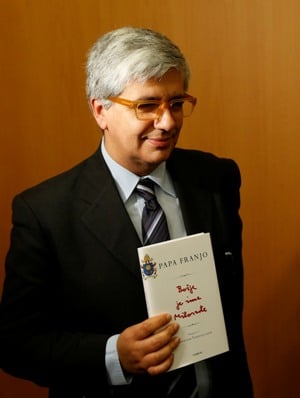 Veteran journalist Andrea Tornielli with the Croatian edition of the book. Photo: CNS