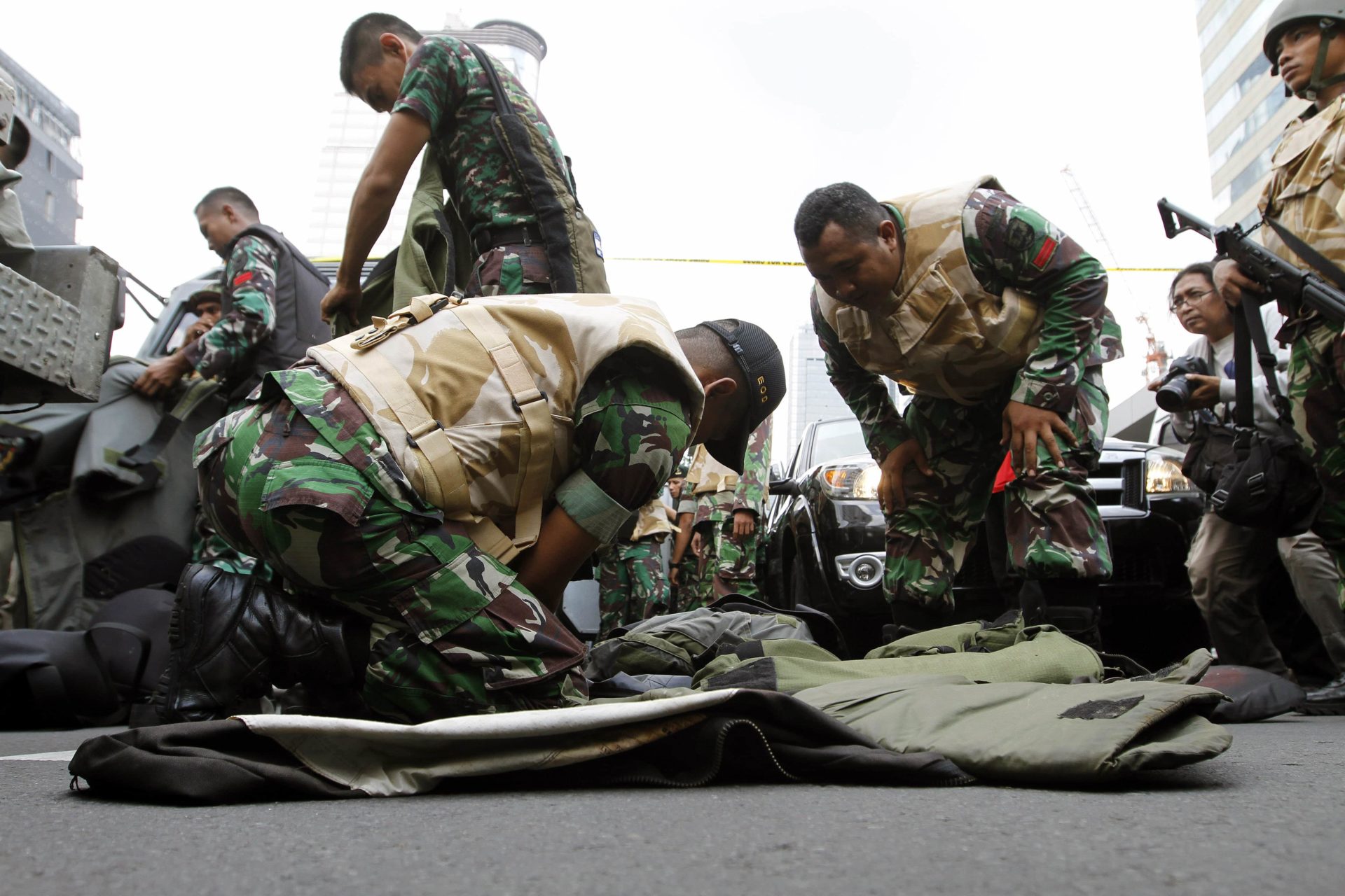 Indonesian soldiers work at the scene of a  14 January bomb blast in Jakarta, Indonesia. Several explosions went off and gunfire broke out in the center of the Indonesian capital that day and police said they suspected Islamic State militants were responsible for the blasts that killed at least eight people. Photo: CNS/Roni Bintang, EPA