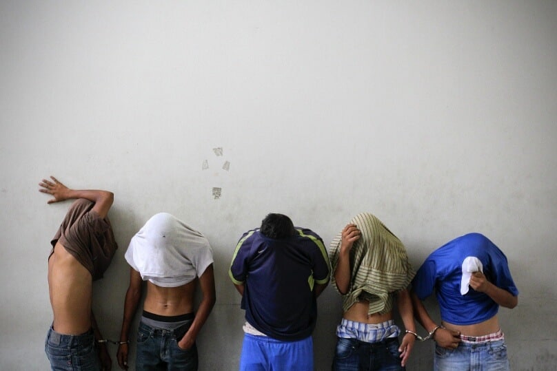 Barrio 18 gang members accused of killing a bus driver in San Salvador, El Salvador, are presented to media on 29 July, 2015. Photo: CNS/Oscar Rivera, EPA)