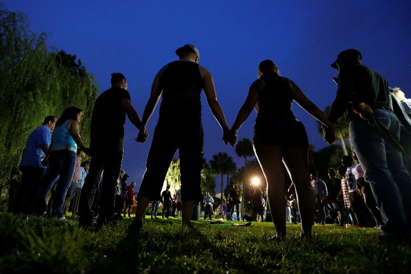 People take part in a 12 June vigil in an Orlando, Florida, park following a mass shooting at the Pulse gay nightclub in that city earlier that morning. Photo: CNS/Carlo Allegri, Reuters
