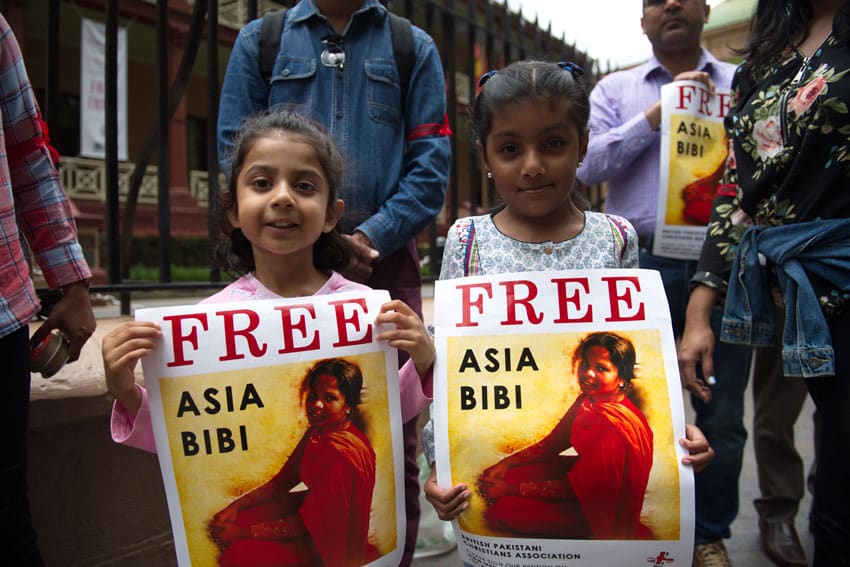 Children holding Free Asia Bibi signs