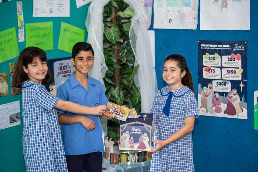 Sydney students pack Christmas hampers