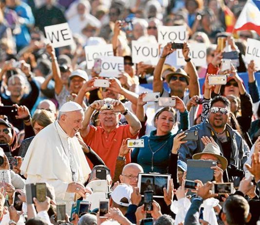 Signs expressing love for Pope Francis are seen as he greets the crowd during his general audience on 10 October in St. Peter's Square at the Vatican. Photo: CNS photo/Paul Haring