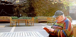 Les Murray, who passed away last week, spends time reading in the Sydney campus of Notre Dame Australia.
