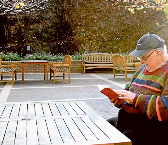 Les Murray, who passed away last week, spends time reading in the Sydney campus of Notre Dame Australia.