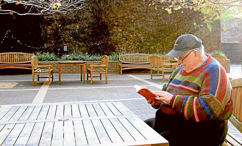 Les Murray, who passed away last week, spends time reading in the Sydney campus of Notre Dame Australia.