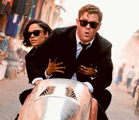 Agents M (Tessa Thompson) and H (Chris Hemsworth) hot on the trail of alien assassins in the latest Men In Black movie. Photo: CNS/sony pictures