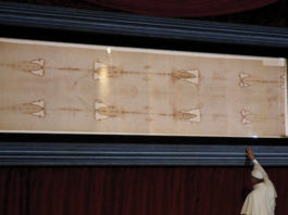 Pope Francis touches the case holding the Shroud of Turin after praying before the cloth in 2015 at the Cathedral of St. John the Baptist in Turin, Italy. Photo: CNS photo/Paul Haring