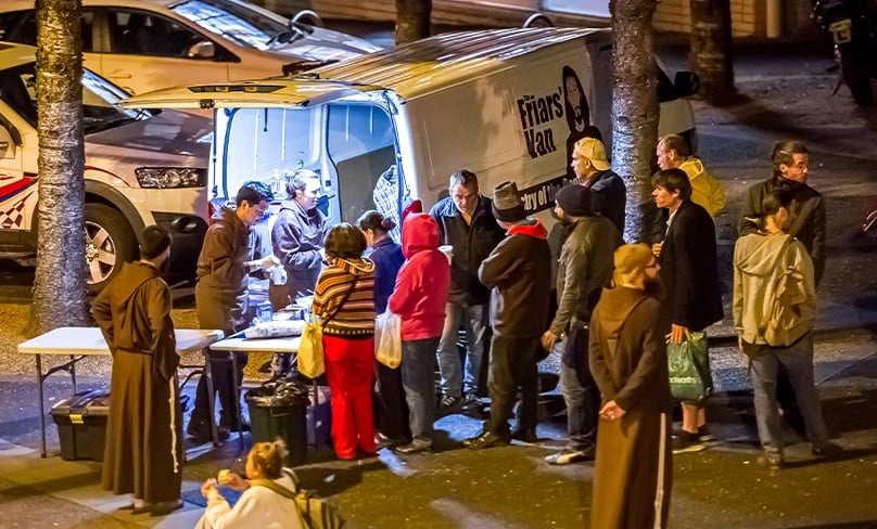 Sydneysiders line up at the Capuchin Friars’ coffee van on a winter’s night in 2015. Photo: Giovanni Portelli