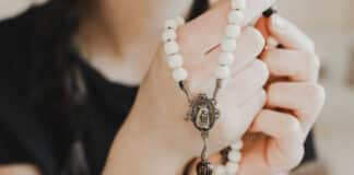 The first annual Worldwide Women’s Rosary will take place on 8 December, Feast of the Immaculate Conception. Photo: Thérèse West by Unsplash