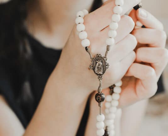 The first annual Worldwide Women’s Rosary will take place on 8 December, Feast of the Immaculate Conception. Photo: Thérèse West by Unsplash