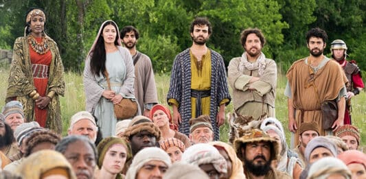 The women and the Disciples watch on as Jesus feeds the 5000 in Season’s 3 final episode. The last two episodes comprising the Season 3 finale will be in cinemas for two days only, on 3 and 4 February. Photo: The Chosen