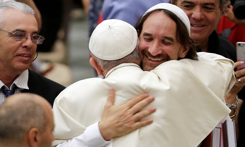Pope Francis greets Argentine Rabbi Alejandro Avruj before the general audience in Paul VI hall at the Vatican in 2016. Photo: CNS/Max Rossi, Reuters