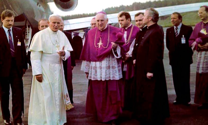 Pope John Paul II arriesg at the military airport at Gdynia on his third Papal visit to Poland.Photo: Wikimedia Commons, CC BY-SA 2.5 PL