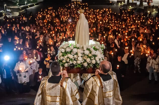 In imitation of the celebration of Our Lady of Fatima each year in Portugal, three children were chosen to process as the shepherd seers. White handkerchiefs were waved by crowds farewelling Our Lady from the forecourt. Photo: Giovanni Portelli