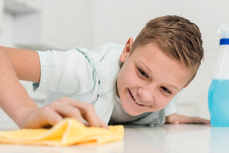 When children contribute to household tasks, they’re rewarded by a sense of accomplishment—but pocket money is always welcome too. Photo: Freepik