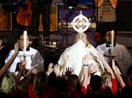 Charismatic worship meets Eucharistic adoration in this file photo from the Steubenville Youth Conference 2016. Photo: OSV